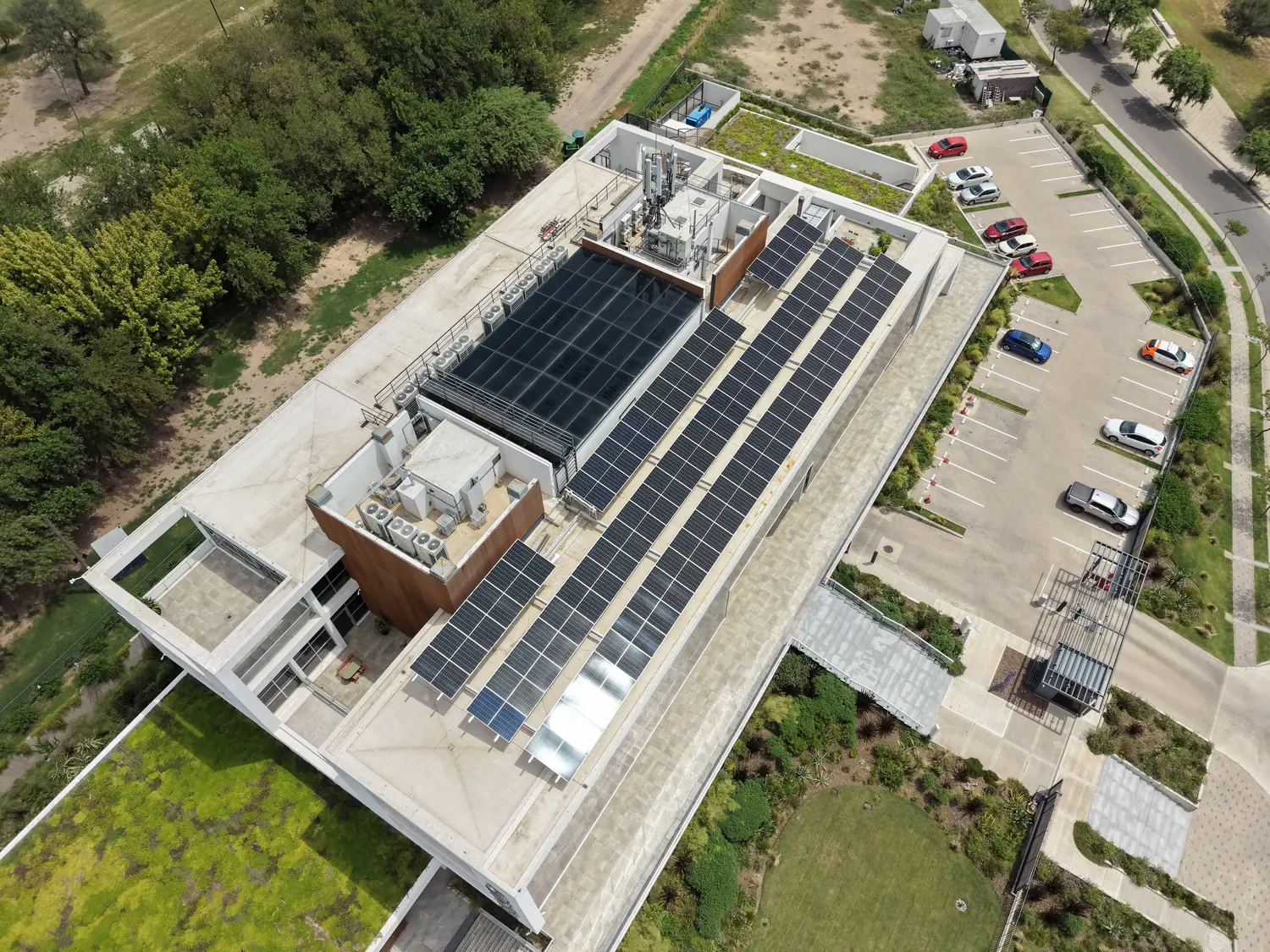 Vista aérea de proyecto terminado con paneles solares